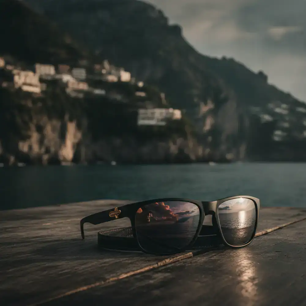 Occhiali sportivi modello Amalfi sulla costa